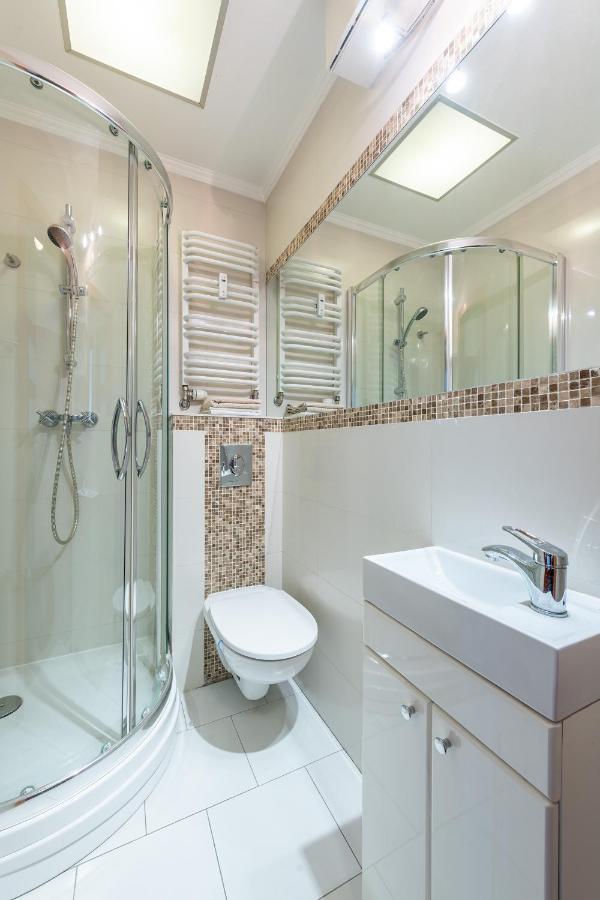 Bukowinska 12 Prywatne Mieszkanie 80M2 Z Dwiema Sypialniami I Balkonem 2X Bezplatne Miejsca Parkingowe Samodzielne Zameldowanie! Private Garage! Self Check-In System! Варшава Екстер'єр фото